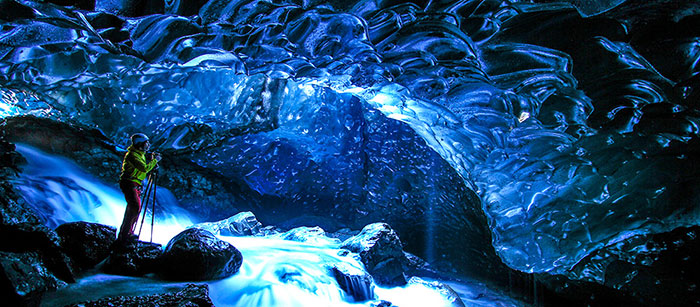 ヴァトナ氷河の氷の洞窟.jpg